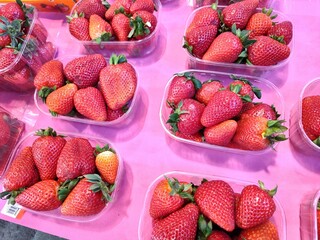 Fresh strawberries in a box © WenJunior
