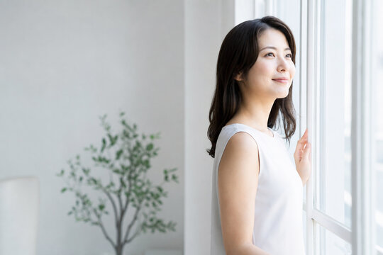 窓の外を静かに見つめる女性