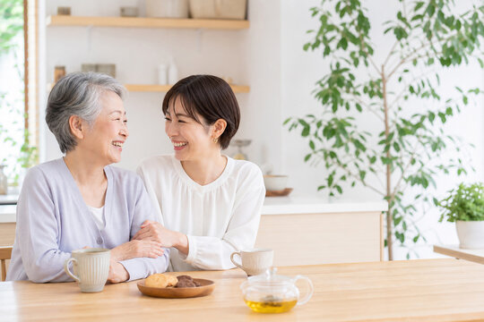 キッチンでお茶を飲みながら話す母娘