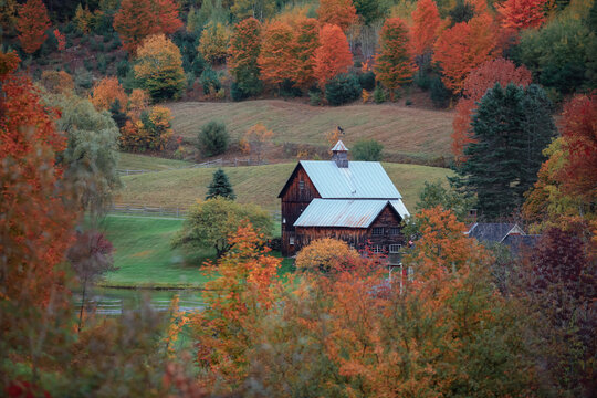 Scenic Farm barn amid Vermont autumn foliage
