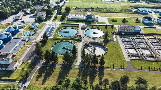 Water recycling plant with sedimentation basins