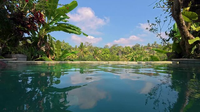 Piscine priv&eacute;e avec vue balinaise