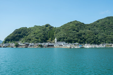 対岸から見た崎津集落と羊角湾 © Chiho Oki