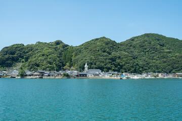 対岸から見た崎津集落と羊角湾 © Chiho Oki