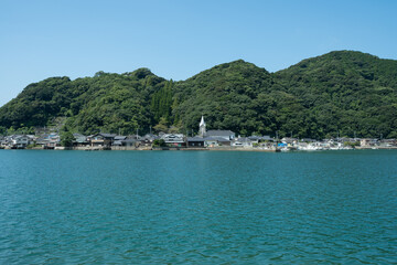 対岸から見た崎津集落と羊角湾 © Chiho Oki