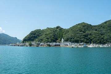対岸から見た崎津集落と羊角湾 © Chiho Oki