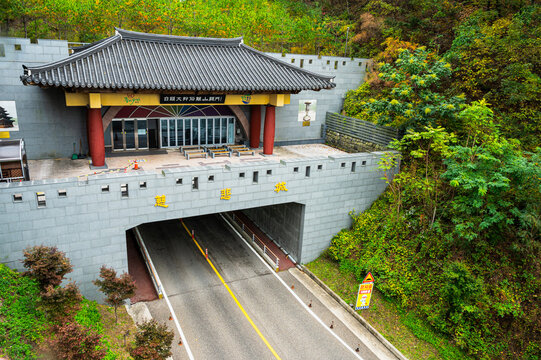 보은 말티재 고개의 전통 관문 건물과 도로 터널. (Traditional gate building and road tunnel at Maltijae pass in Boeun Korea.)