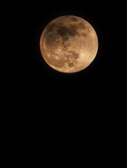 Full moon shining brightly in the dark night sky © Илья Садовник