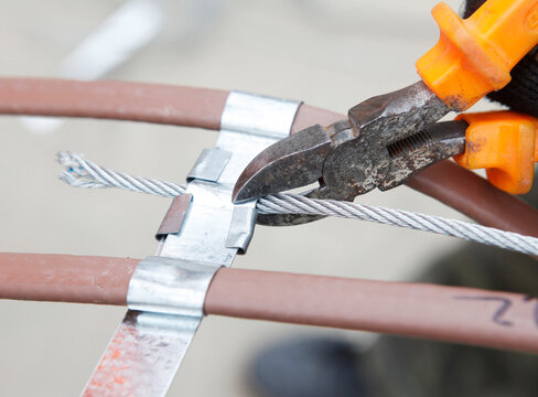 Deicing cable installation for ice prevention