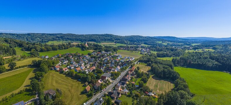 Ausblick von oben auf H&uuml;ttenbach bei Simmelsdorf im Kreis N&uuml;rnberger Land