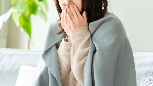 風邪を引いてくしゃみをする女性・花粉症