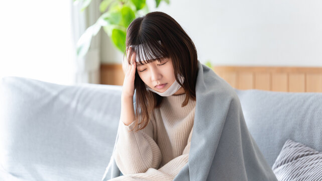 熱が出て体調不良の女性