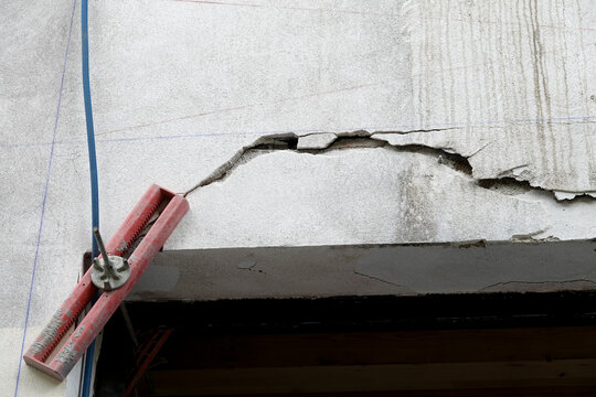 Importante fissure structurelle avec &eacute;tai provisoire install&eacute; en renfort