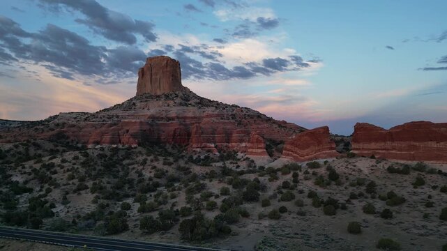 Video a&eacute;reo del desierto de Arizona. Formaciones rocosas estratificadas en el norte de Arizona.