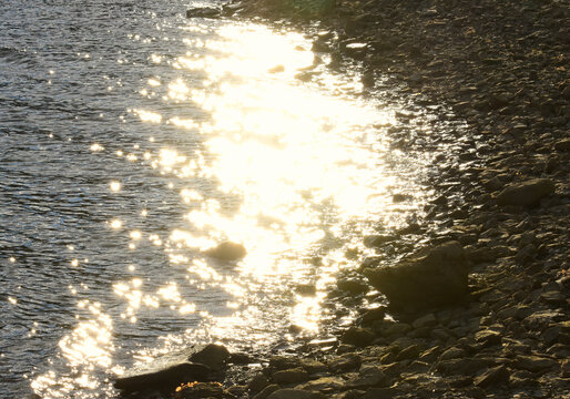 riflesso del sole sull'acqua del lago o mare