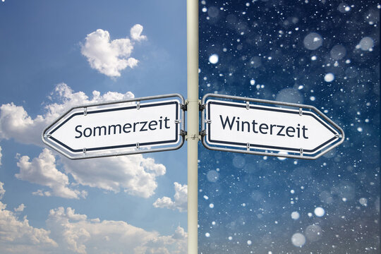 (Fotomontage) Richtungspfeile zeigen in die Richtungen Sommerzeit und Winterzeit mit sonnigem Himmel (links) und Schneefall (rechts)