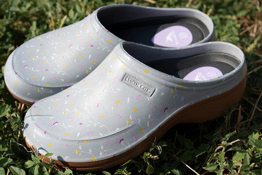 paire de sabots modernes de la marque fran&ccedil;aise Blackfox