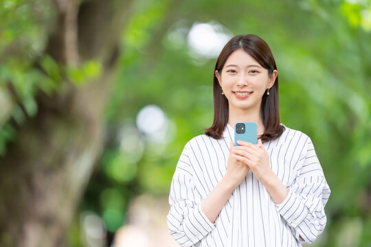 スマホ　女性　新緑