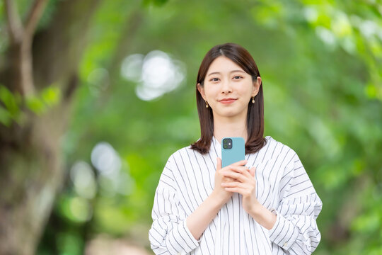 スマホ　女性　新緑