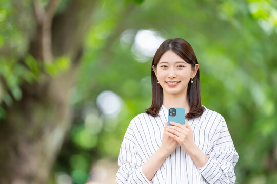 スマホ　女性　新緑