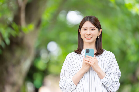 スマホ　女性　新緑