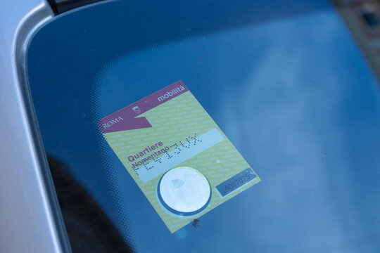 Rome mobility parking permit displayed on a car windshield