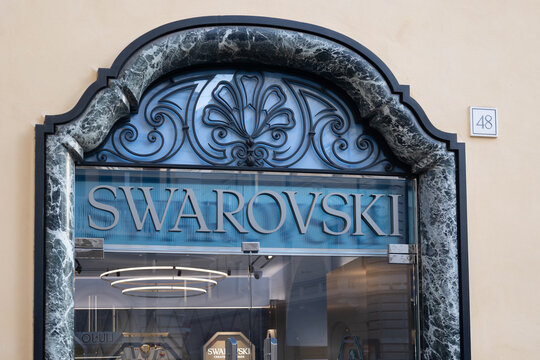 Luxury jewelry boutique entrance beneath an ornate marble arch in rome