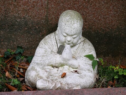 Buddhastatue am Grab mit Erkennungsmarke