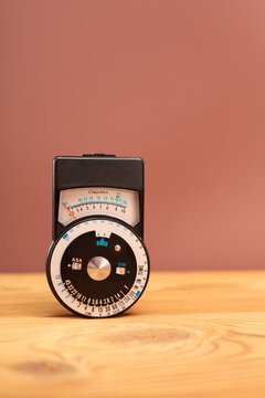 Vintage Capital analog light meter for photography and cinema. Measures the intensity of ambient light to determine the correct exposure. The rotating discs allow calculation of the combination .