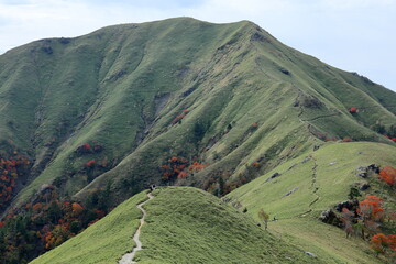 眼前にそびえる次郎笈　徳島県剣山より © mitumal 