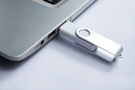 Connecting usb flash drive to laptop