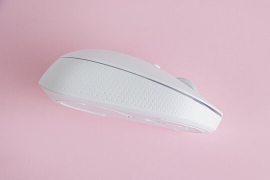 White computer mouse on pink