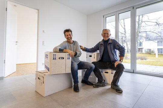 Elderly couple moves into an empty flat, flat move, Germany
