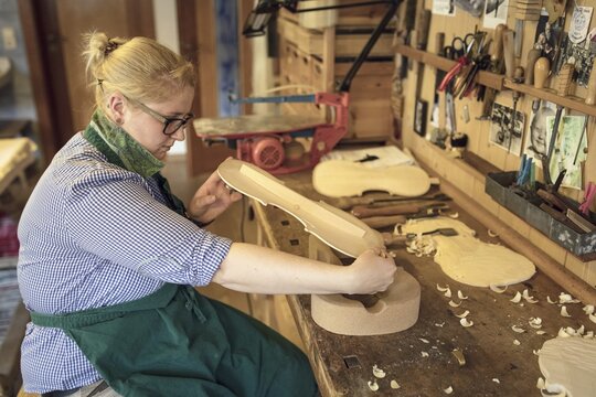 Work on the lid of the instrument, master luthier Rainer W. Leonhardt, Mittenwald, Bavaria, Germany