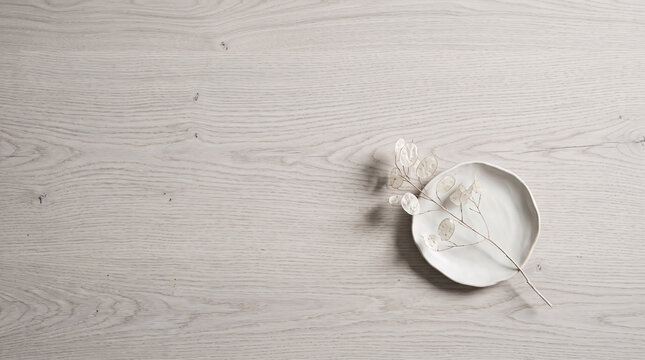 Surface de bois gris cendr&eacute; avec fleur blanche d&eacute;corative