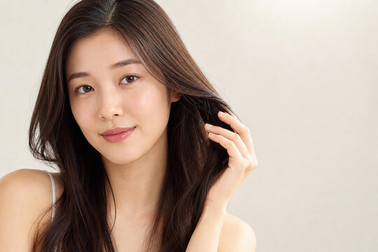 髪に触れる女性のビューティーポートレート