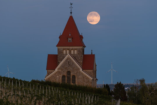 Kreuzkapelle mit Vollmond, Wi&szlig;berg, Gau-Bickelheim