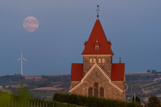 Kreuzkapelle mit Vollmond, Wi&szlig;berg, Gau-Bickelheim