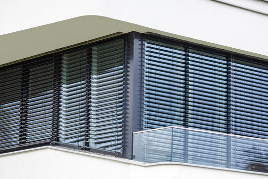 Moderne Jalousie bzw. moderner Raffstore an einem Wohnhaus