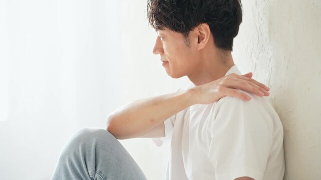 床に座ってリラックスする若い男性。メンズ、美容、ボディケア、スキンケア、エステ、爽やか、イケメン