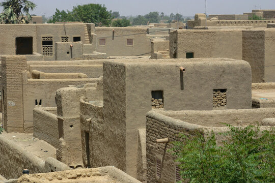 Flat rooftops and walls of traditional mud brick houses in the old town, Mopti Region, Djenne, Mali