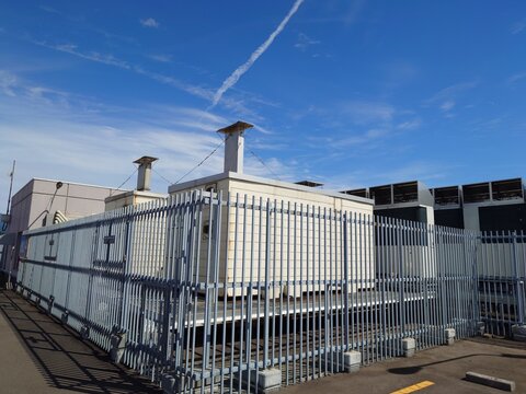 吸収式冷温水発生機とGHP室外機
