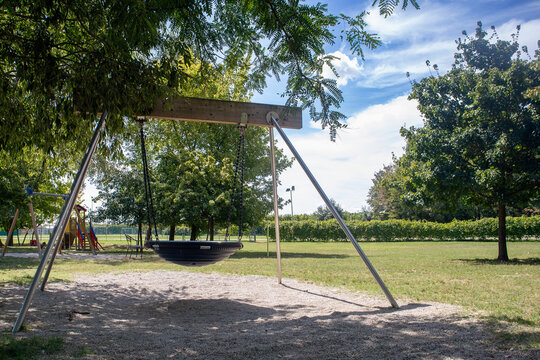 L'altalena al parco, area giochi per bambini al parco