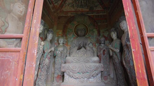 Unique thin relief flying apsaras in Maijishan Cave 4 Upper Seven Buddha Pavilion
Ancient painted Buddha and Bodhisattva statues in Maijishan Grottoes Cave 4