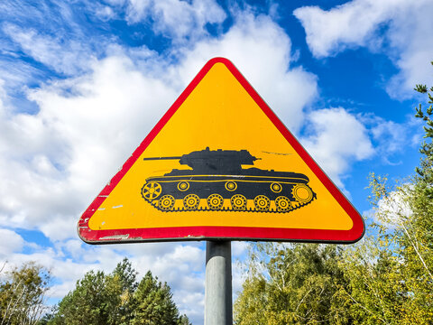 Triangular warning sign &ndash; caution: tanks