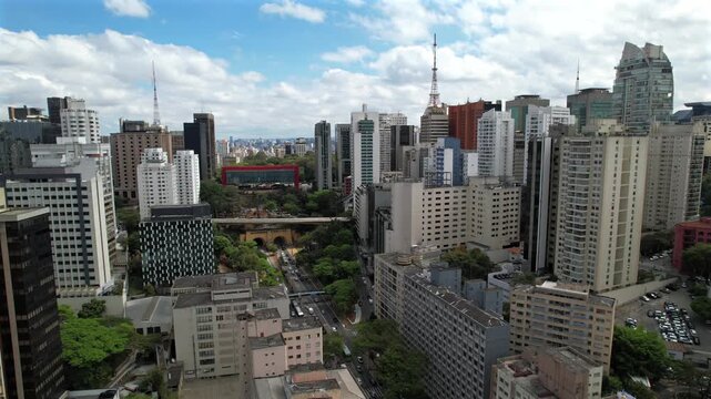Vista a&eacute;rea de S&atilde;o Paulo, Brasil, com o Museu de Arte de S&atilde;o Paulo e a Avenida 9 de Julho. Imagens de drone, a cidade com arquitetura MASP, perto da Av. Paulista