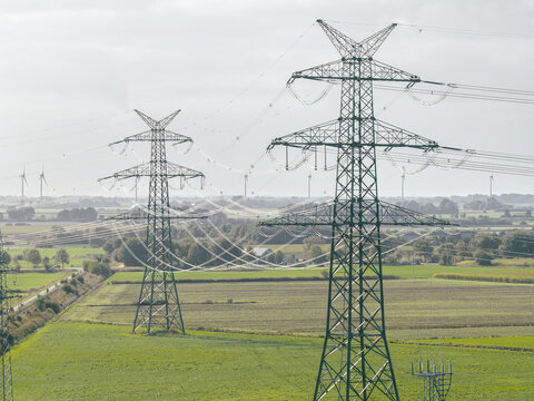 Strommasten einer Hochspannungsleitung in Nordfriesland