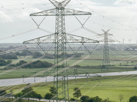 Strommasten einer Hochspannungsleitung in Nordfriesland