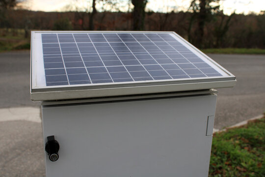 Armoire d'alimentation photovolta&iuml;que autonome pour &eacute;quipement et signalisation de voirie