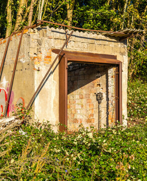 Das verlassene und teils verfallene Gel&auml;nde einer ehemaligen Nerzfarm in Bergen auf R&uuml;gen, Flachbauten, Graffiti und die nachwachsende Natur pr&auml;gen diesen Lost Places